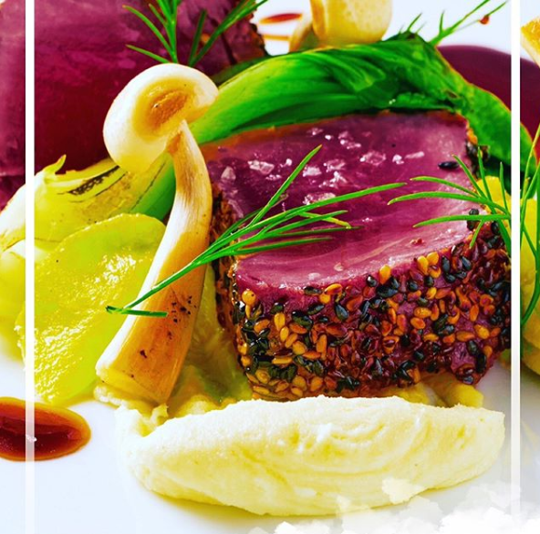 Eine Nahaufnahme von einem Teller mit Essen mit Fleisch und Gemüse