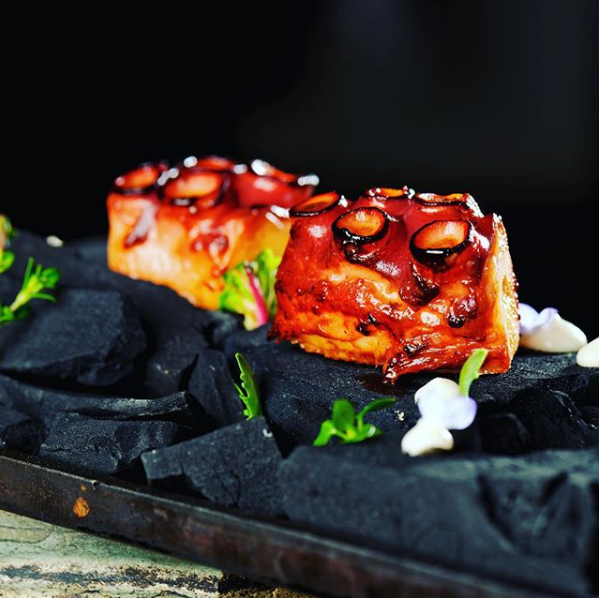 Eine Nahaufnahme eines Stücks Essen auf einem Tisch