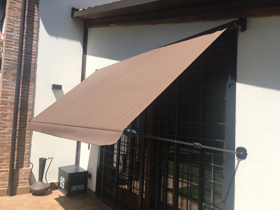 balcone con tenda da sole