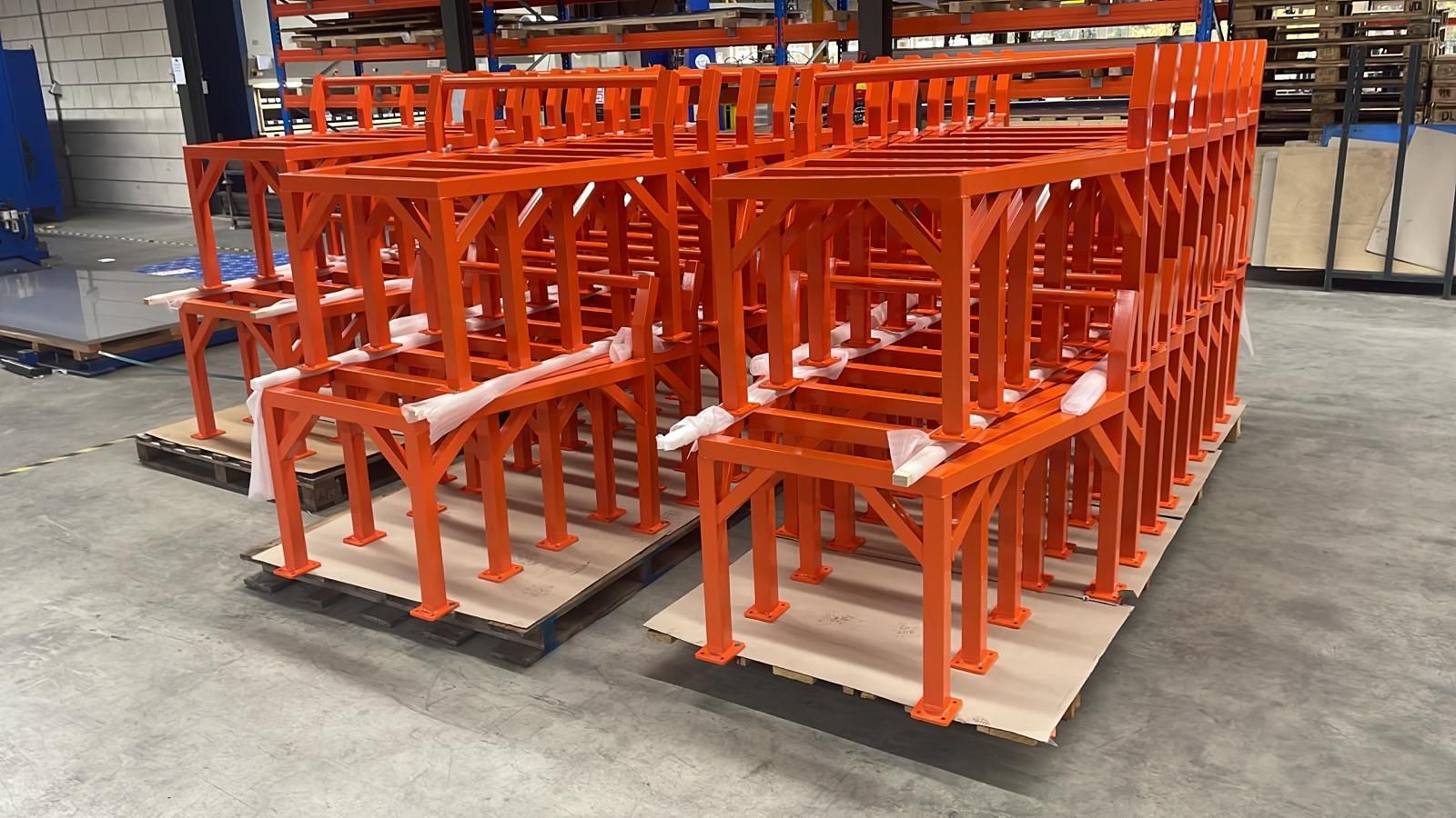 In een pakhuis staan ​​een aantal oranje stoelen op elkaar.