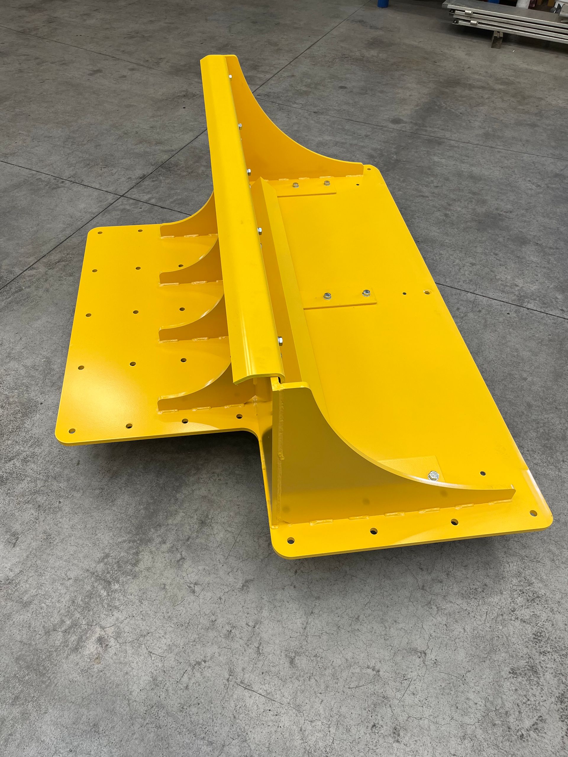 Een geel voorwerp ligt op een betonnen vloer.