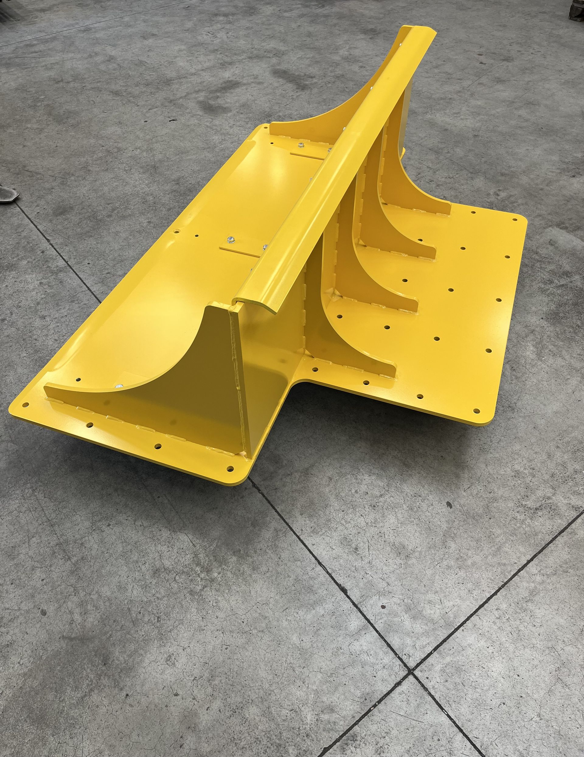 Een geel voorwerp ligt op een betonnen vloer