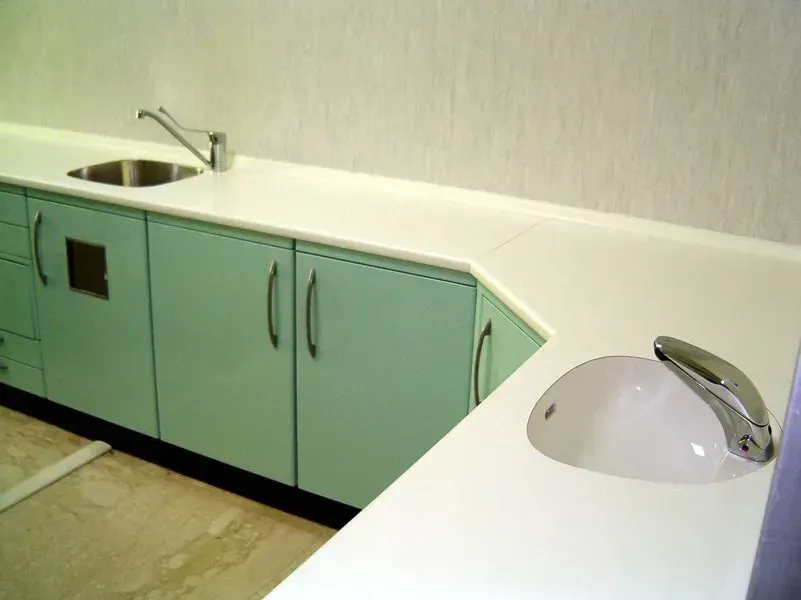 Mobile inox con piano in corean e pannelli verniciati