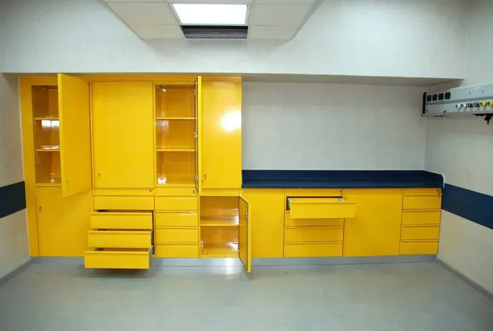 Modile composto verniciato con piano in corten