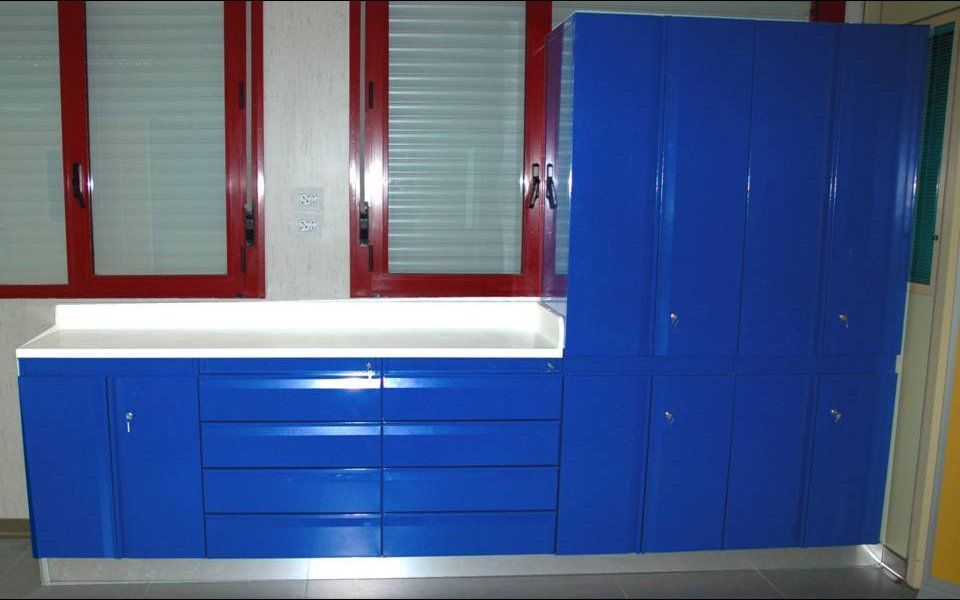 Modile composto verniciato con piano in corten