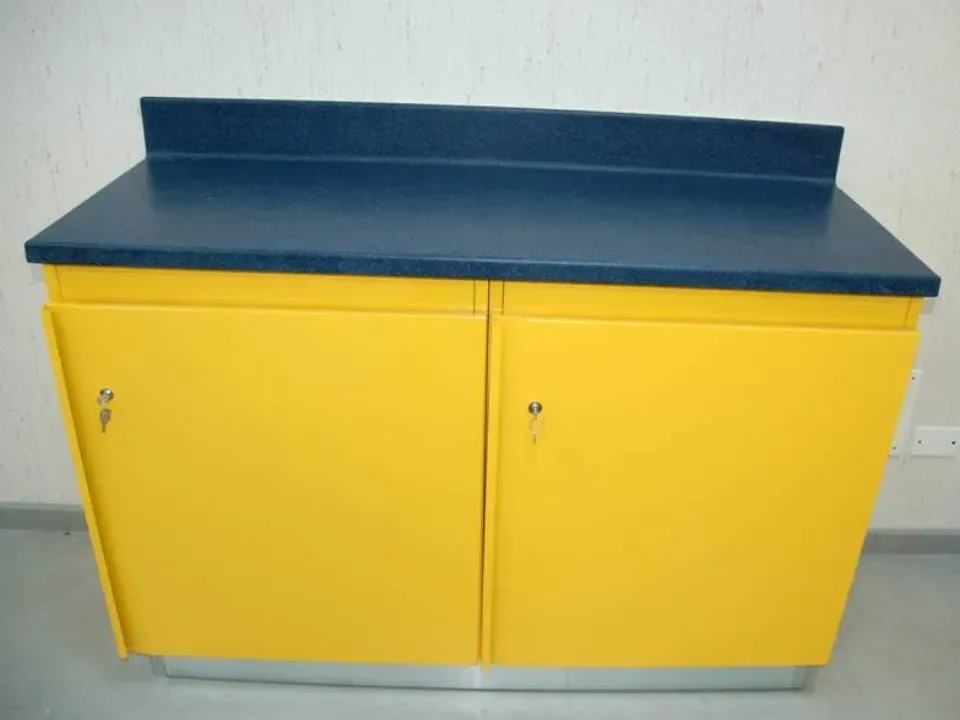 Modile verniciato con piano in corten