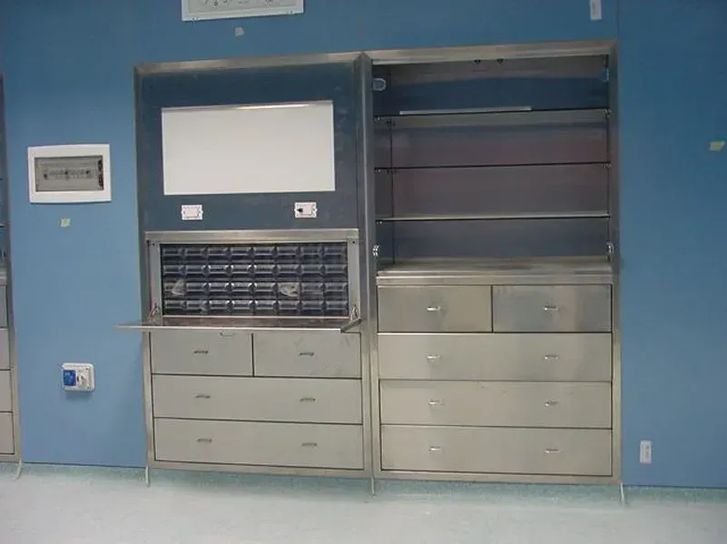 Parete attrezzata inox con negativoscopio e catcuttiera