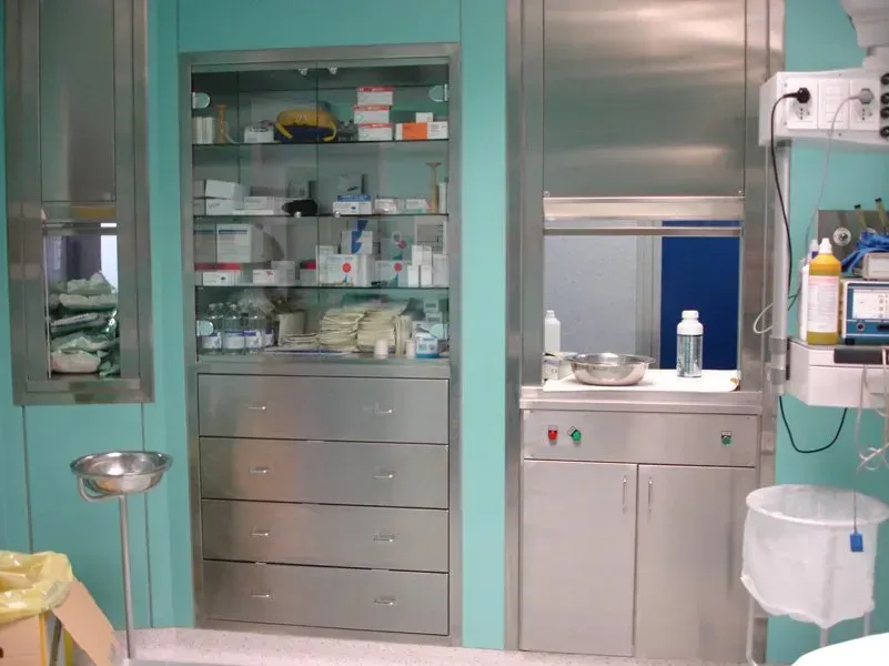 Parete attrezzata inox per ospedale