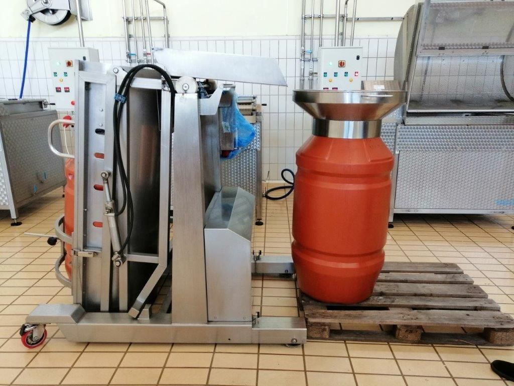 ATTREZZATURE PER CASEIFICI RIBALTA FUSTI