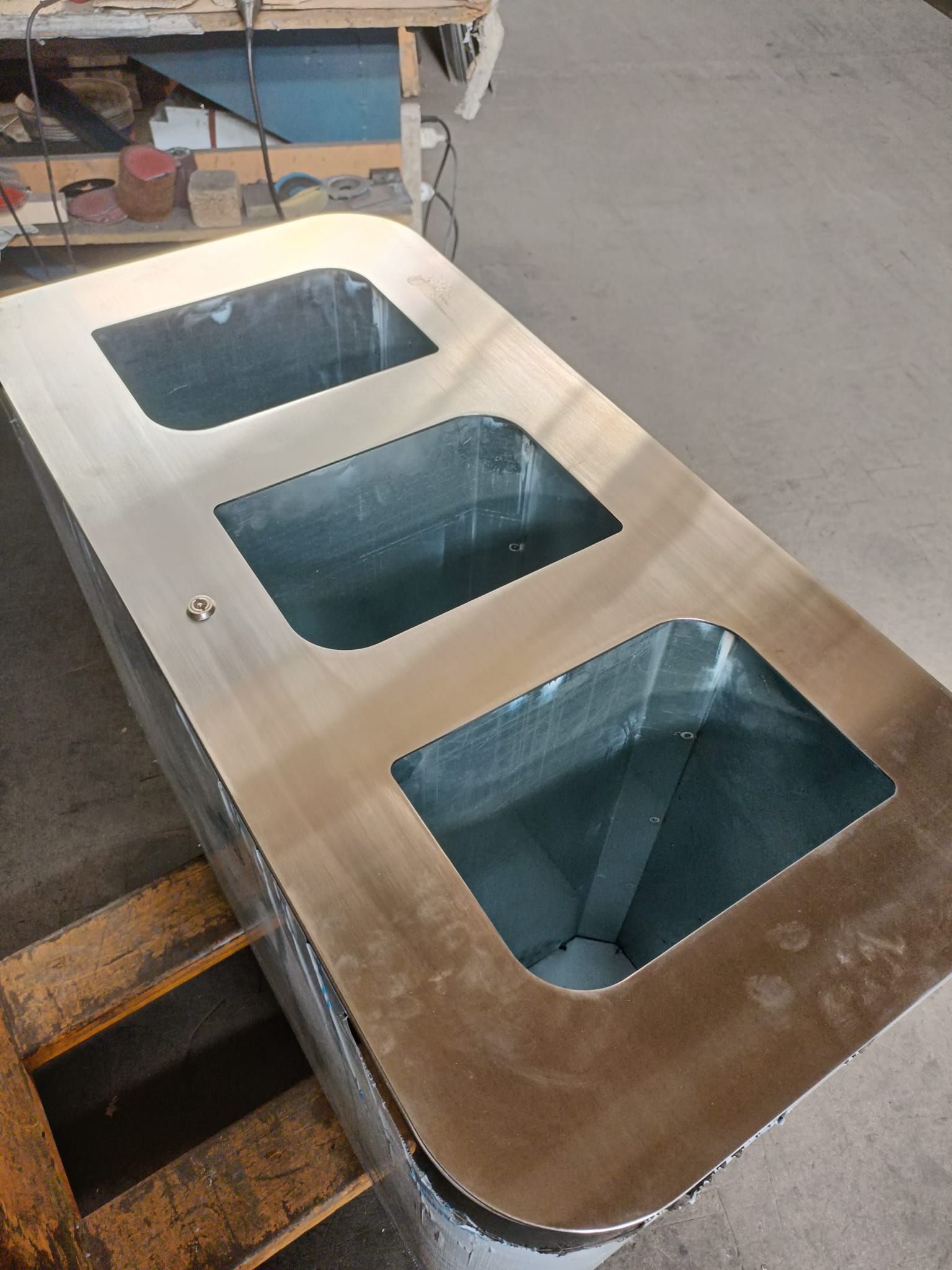 contenitore raccolta differenziata in acciaio