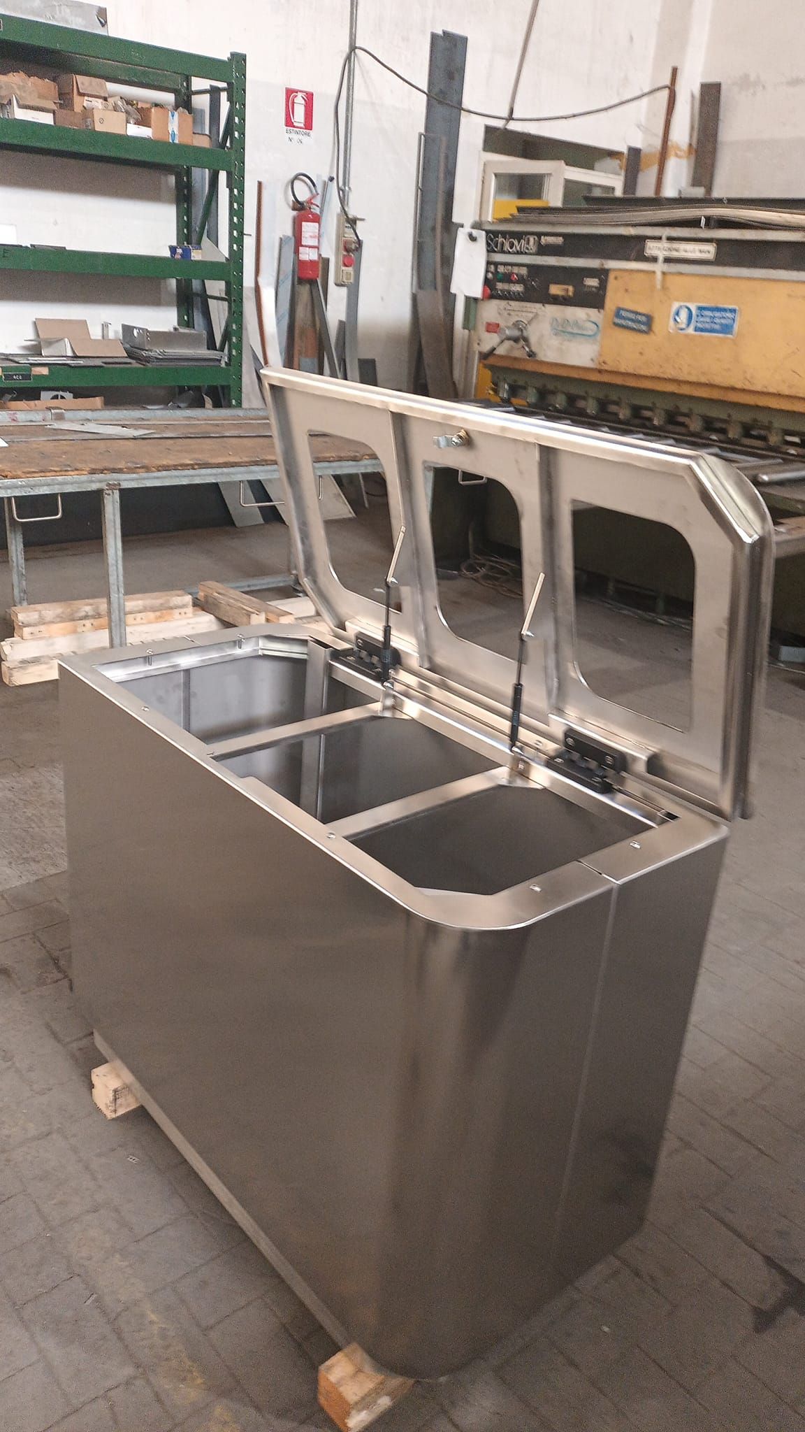 contenitore raccolta differenziata in acciaio