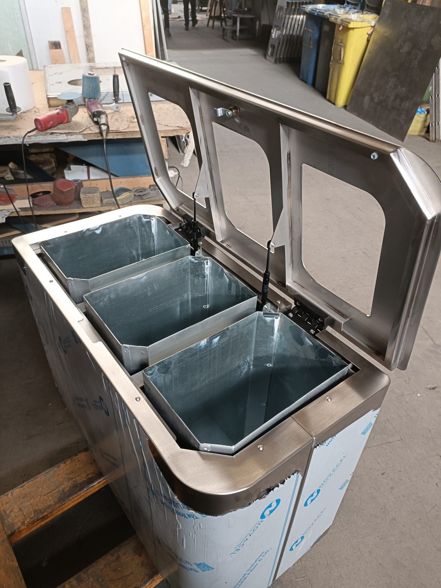 contenitore raccolta differenziata in acciaio