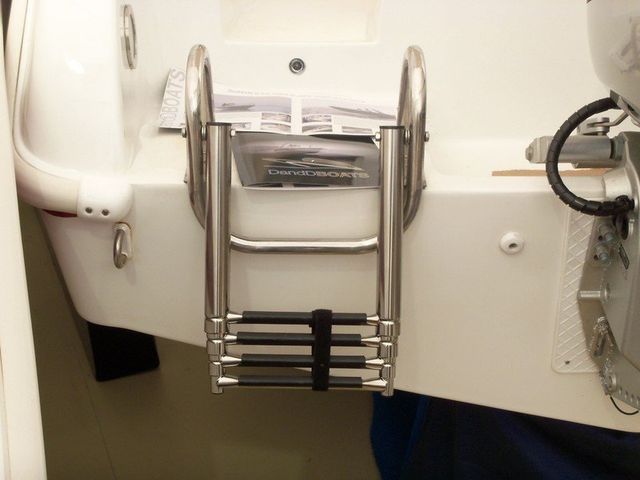 scala in acciaio inossidabile fissata al lato di una barca