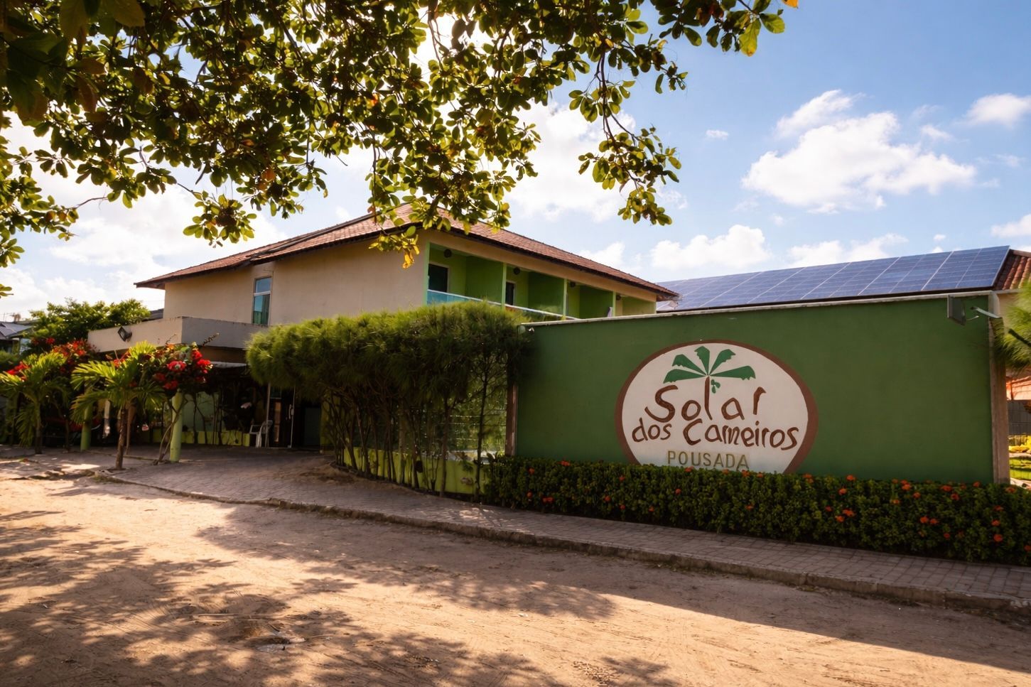 Placa verde da pousada 