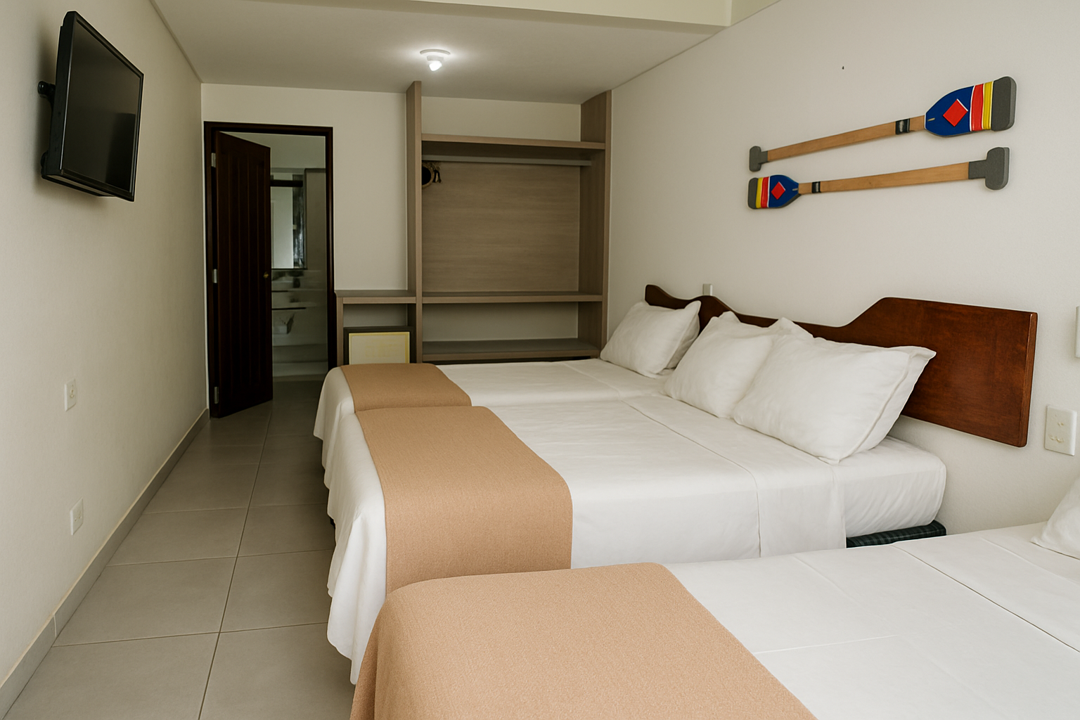 Quarto de hotel com três camas, um armário, TV e remos decorativos na parede.