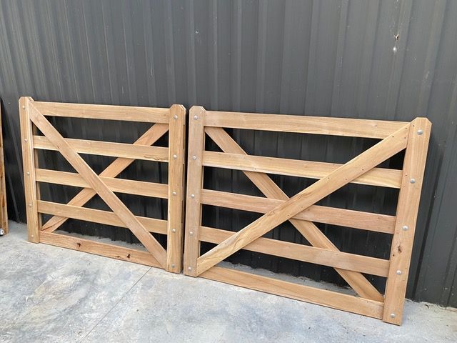 There is a fence in the middle of a grassy field.