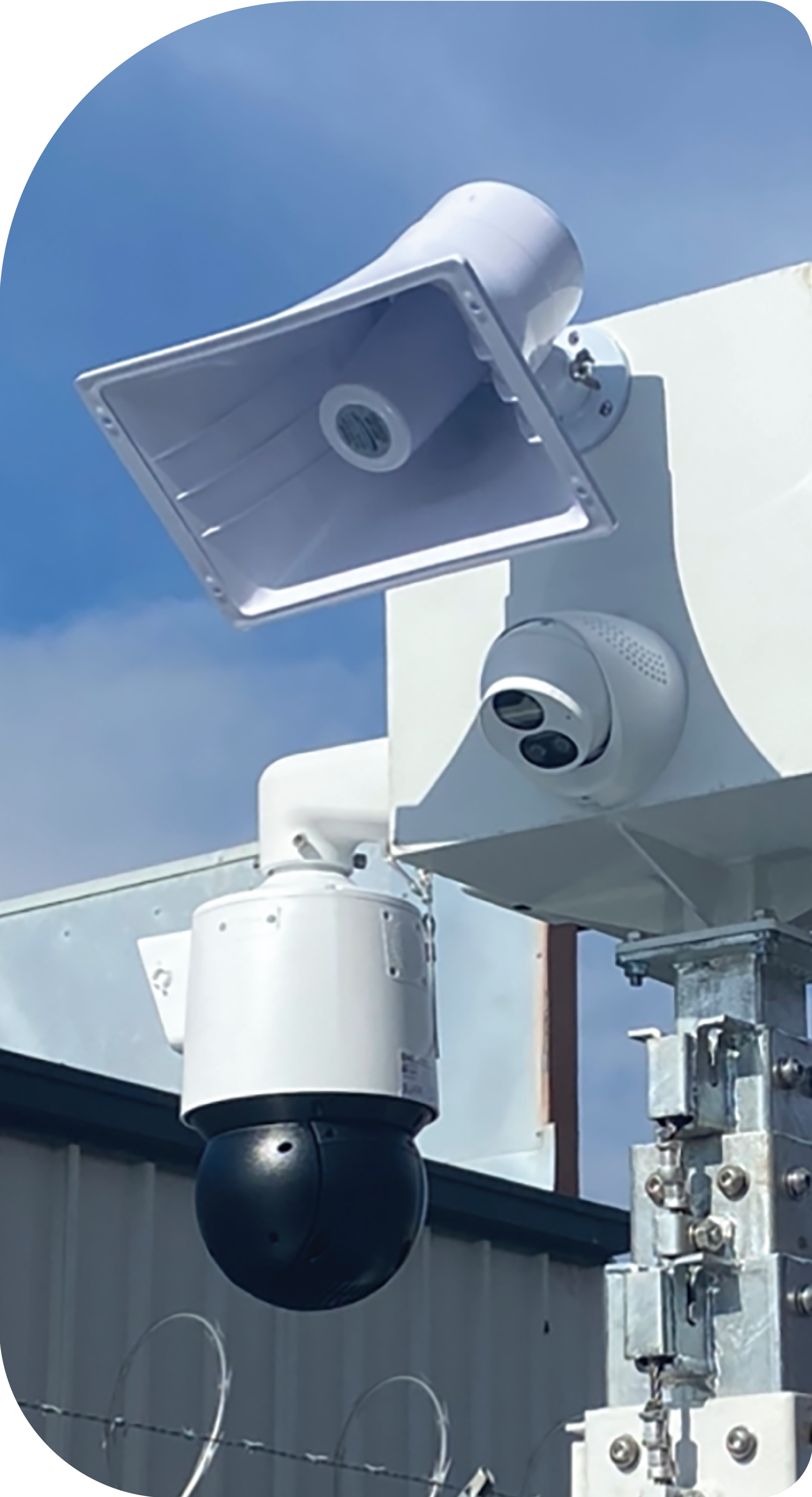 the 360 degree security camera on top of a mobile surveillance trailer pole
