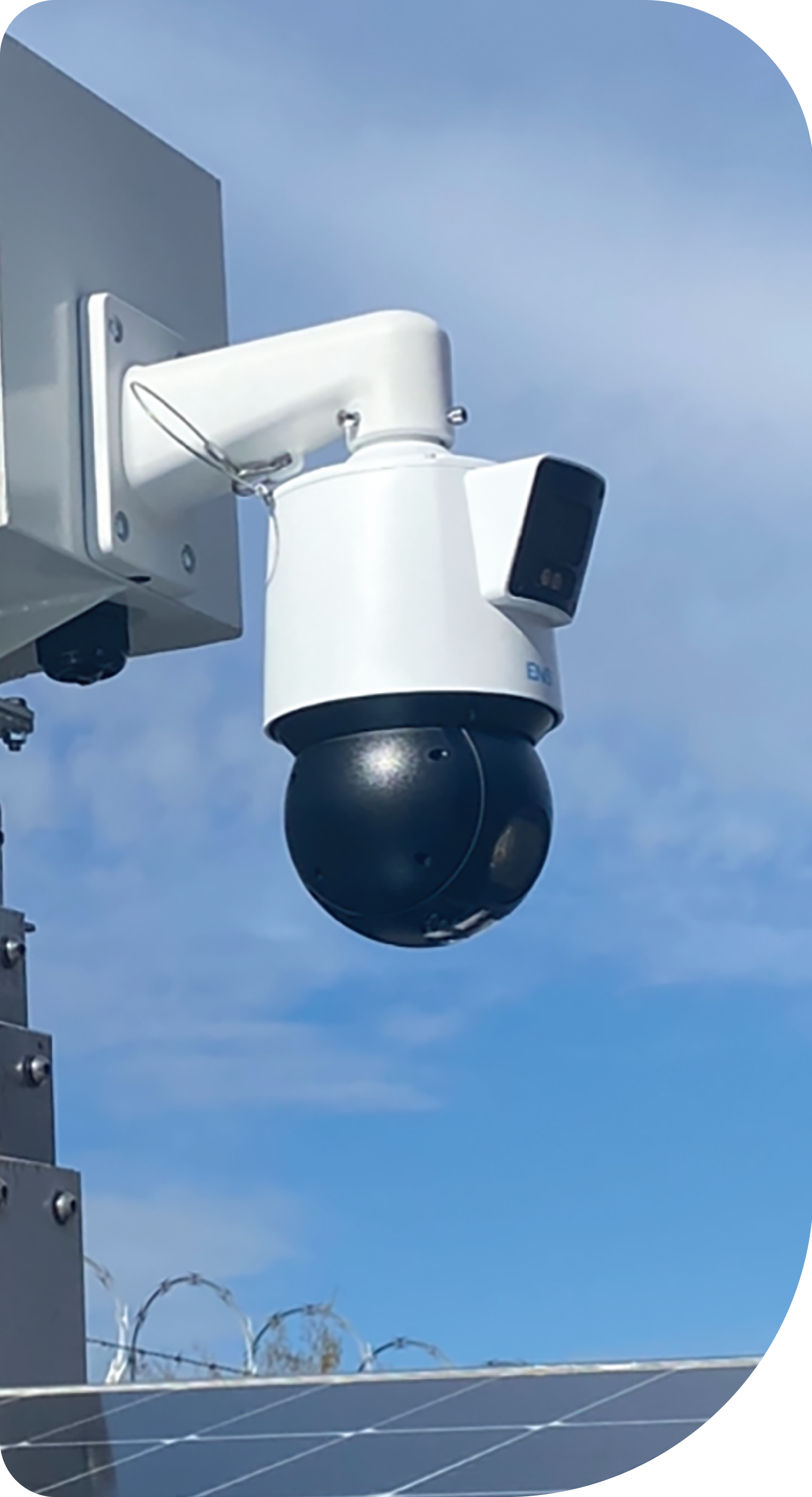 the 360 degree security camera on top of a mobile surveillance trailer pole