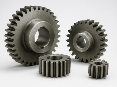Cuatro engranajes metálicos de diferentes tamaños.