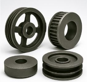 Cuatro poleas de metal oscuro de diferentes estilos y tamaños.