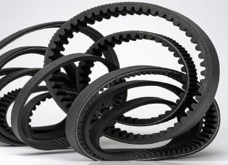 Correas de goma negras dentadas, de varios tamaños, sobre una superficie blanca.