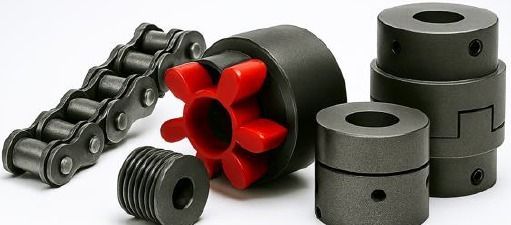 Componentes mecánicos variados: cadena, acoplamientos y una pieza insertada en forma de araña de color rojo, todo ello sobre una superficie blanca.