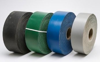 Cuatro rollos de cinta industrial de colores: negra, verde, azul y gris.