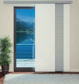 Tenda a pannello scorrevole in bianco, grigio e colori chiari, sopra una porta a vetri.