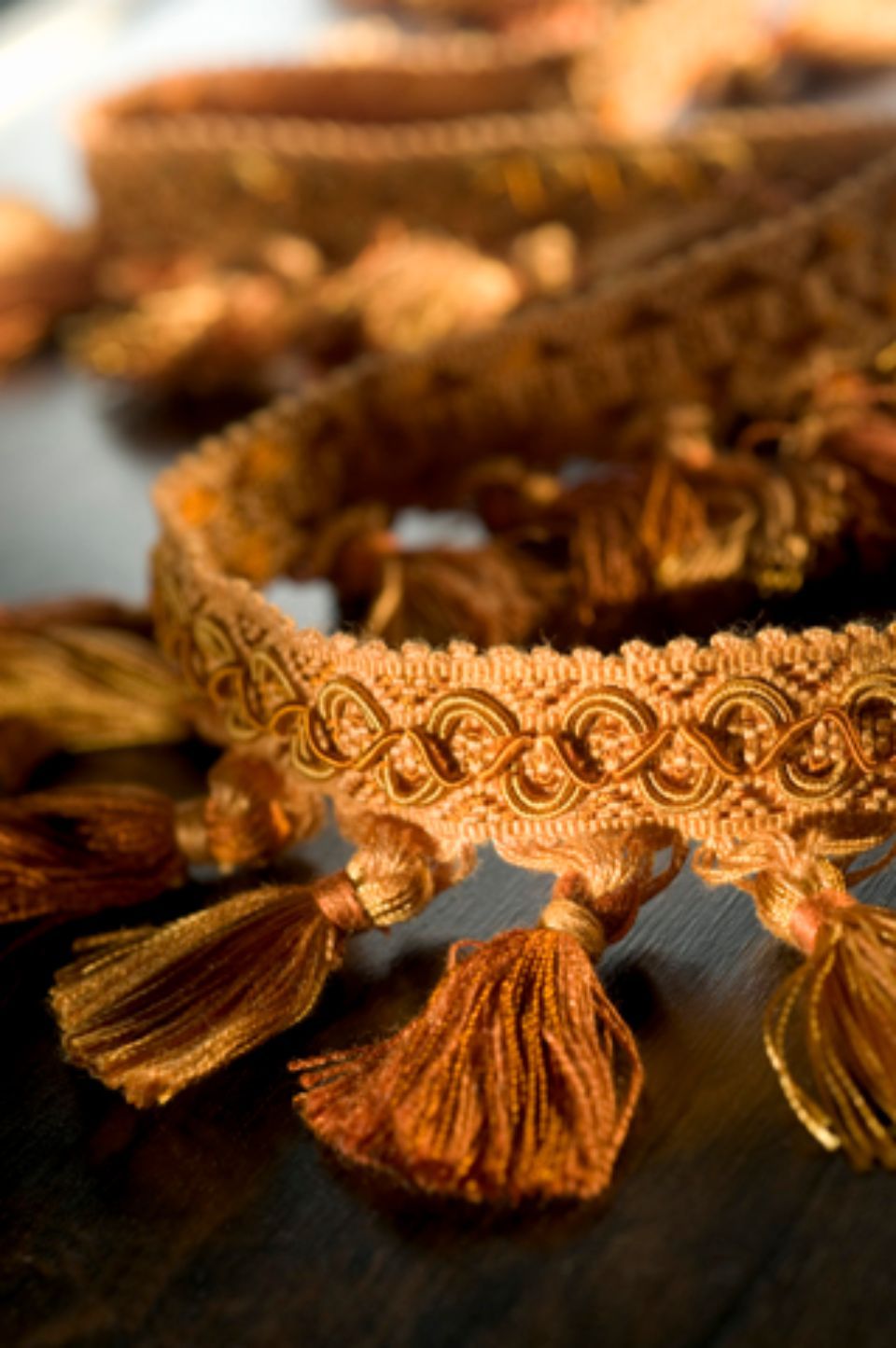 Nappe dorate su superficie in legno scuro.