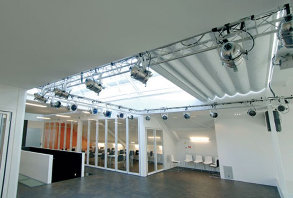 Un interno luminoso e aperto, con illuminazione dall'alto e tetto retrattile.