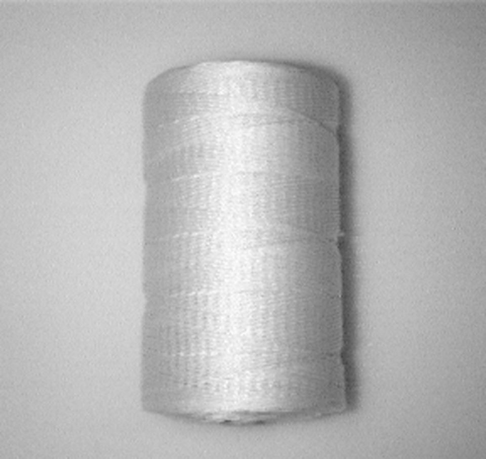 Rotolo bianco di tessuto a rete.