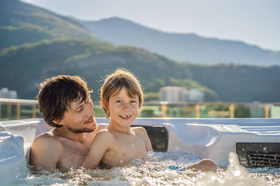 padre e figlio in una vasca idromassaggio