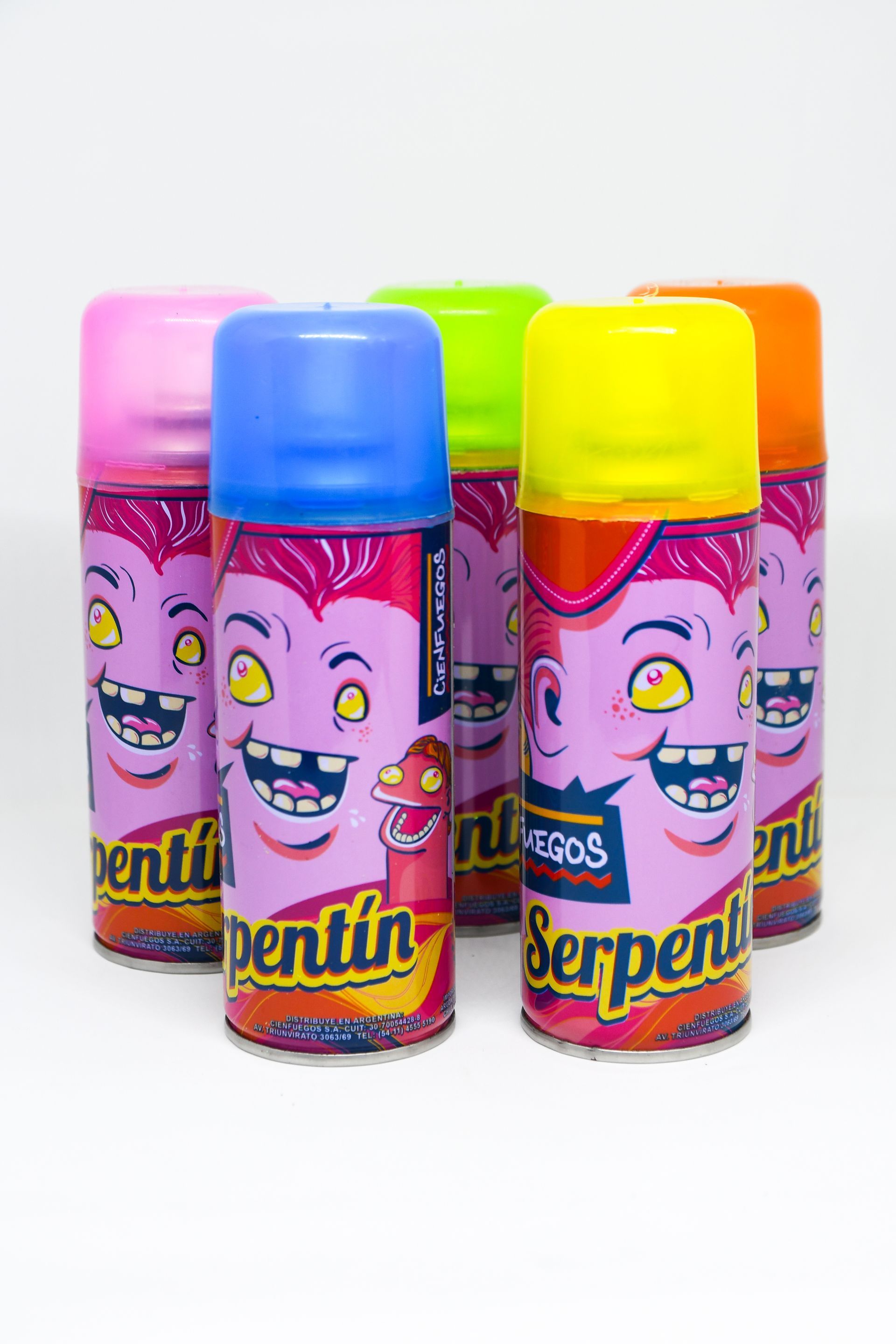 Cinco coloridas latas de spray Serpentín con caras de dibujos animados sonrientes sobre un fondo blanco.