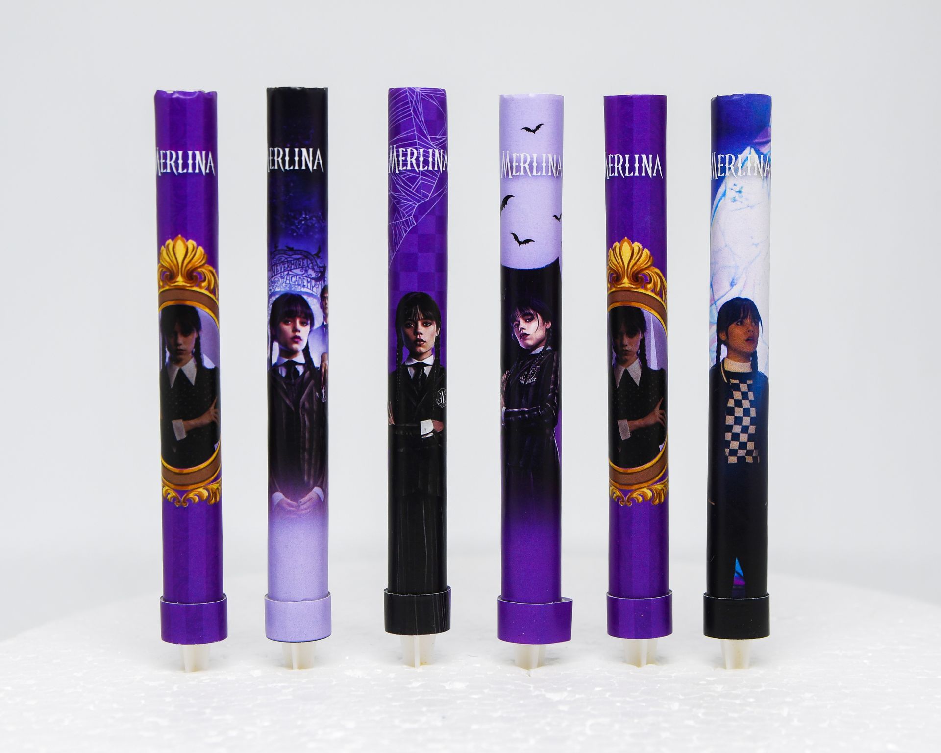 Seis barras cilíndricas moradas y negras con gráficos de personajes de estilo anime sobre un fondo blanco.