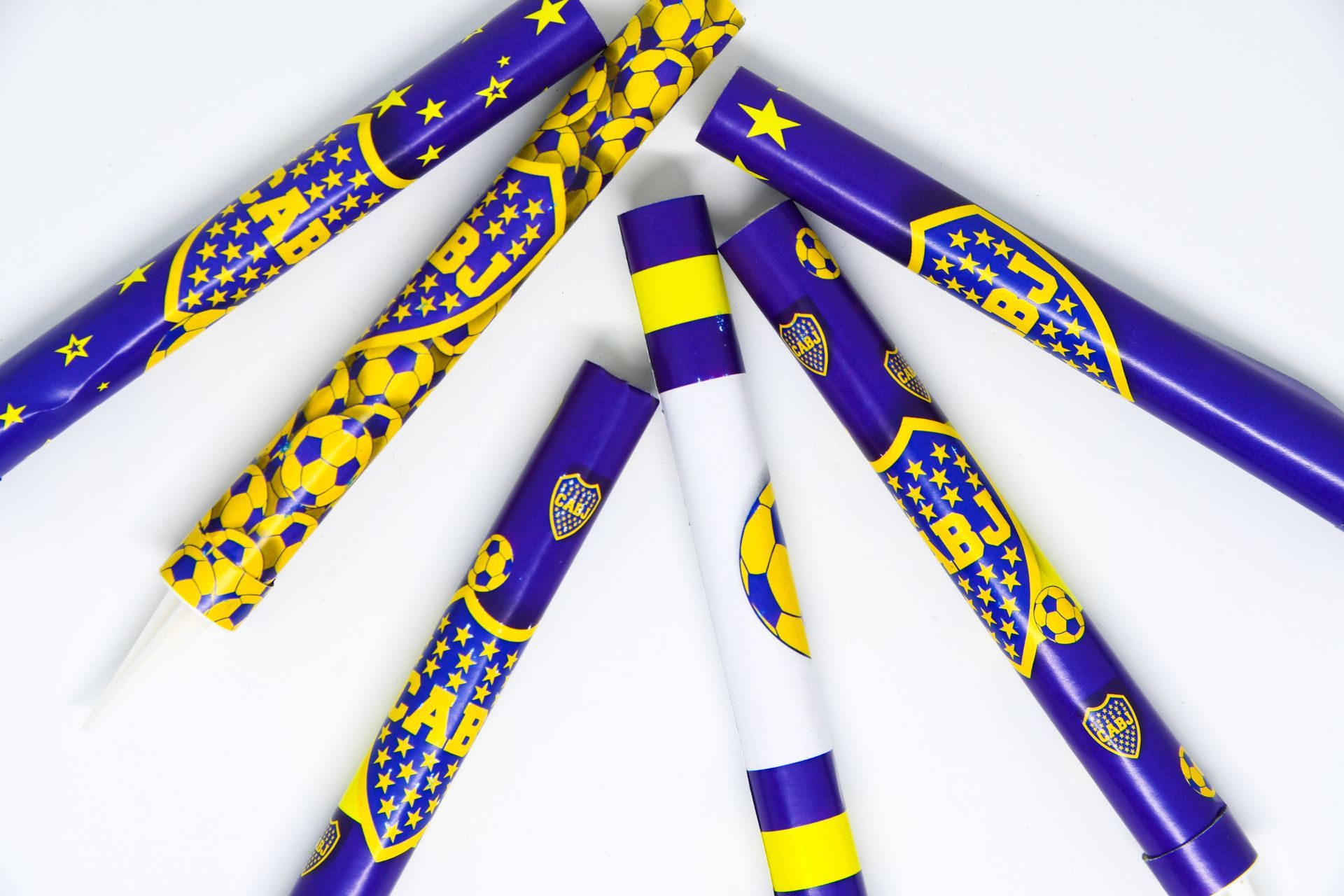 Lápices con estampado morado y amarillo dispuestos en forma de abanico sobre un fondo blanco.