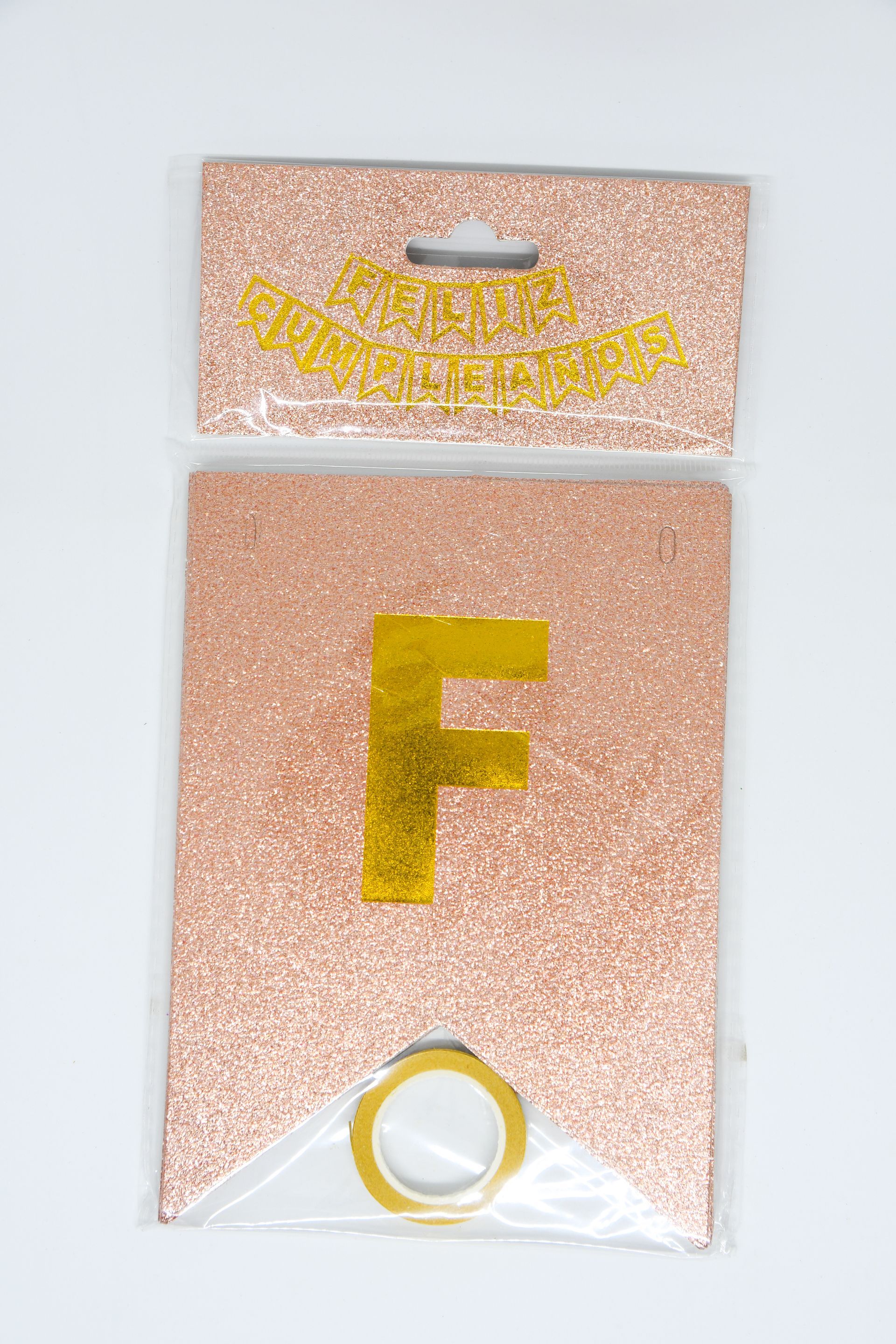 Banderín rosa brillante con una letra F dorada y detalle de cinta blanca.