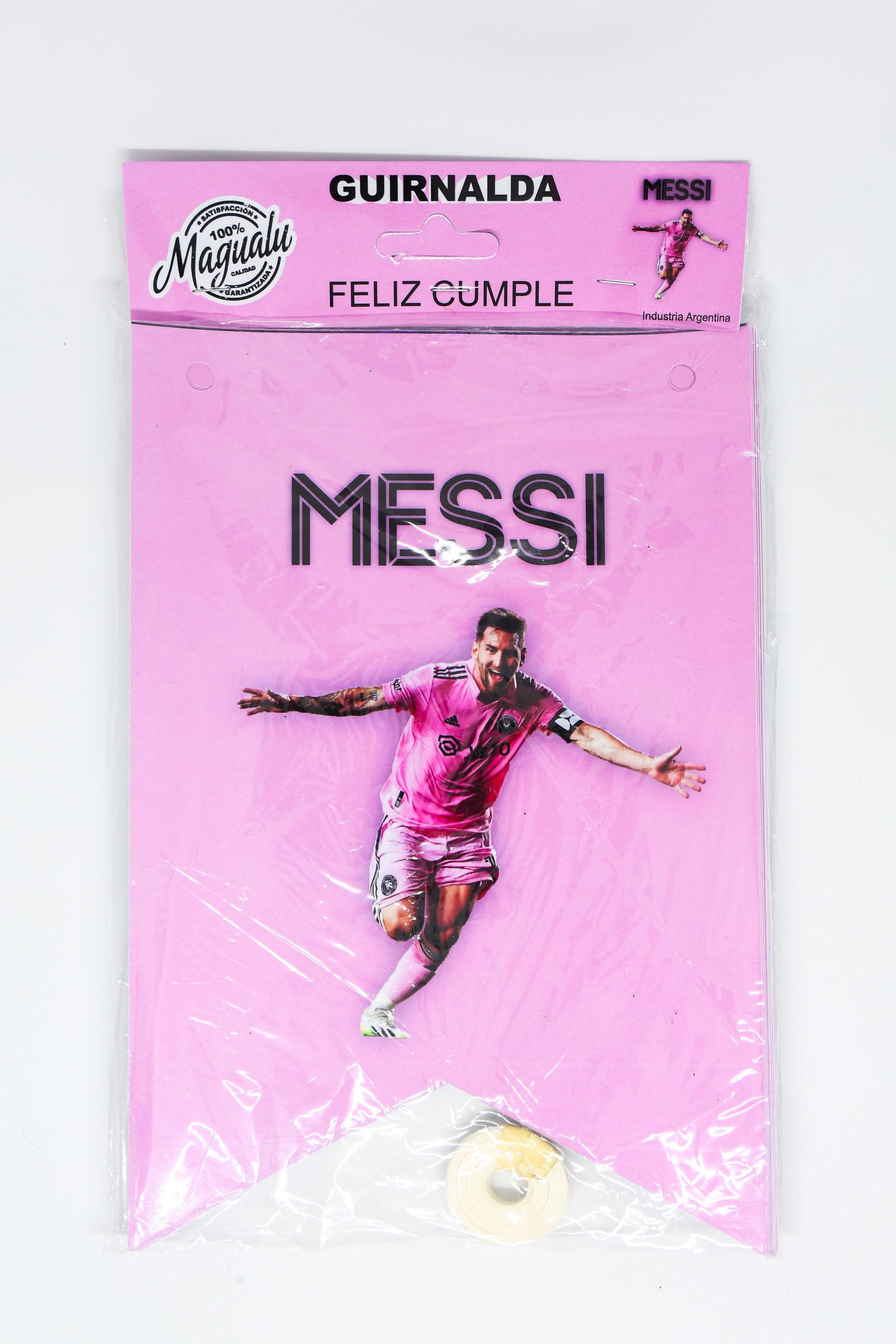 Paquete coleccionable rosa de Messi con una ilustración de un jugador de fútbol y el nombre 