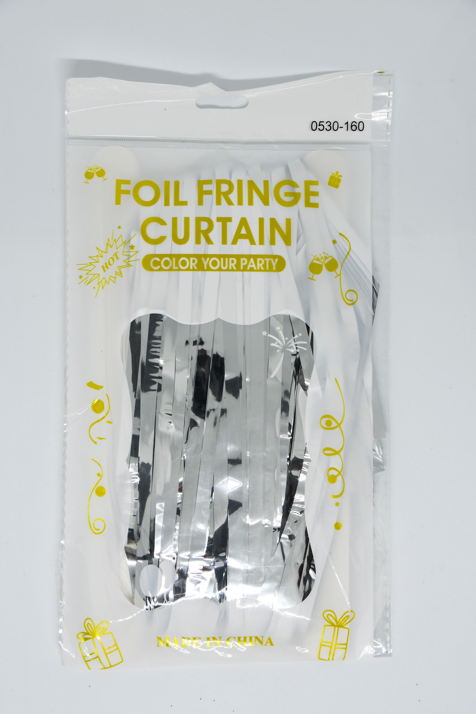 Cortina con flecos de lámina dorada, empaquetada sobre una tarjeta de soporte blanca para venta al por menor.