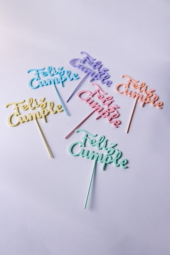 Seis vasos altos blancos y rojos del estadio de fútbol River Plate con los logotipos y diseños del club.