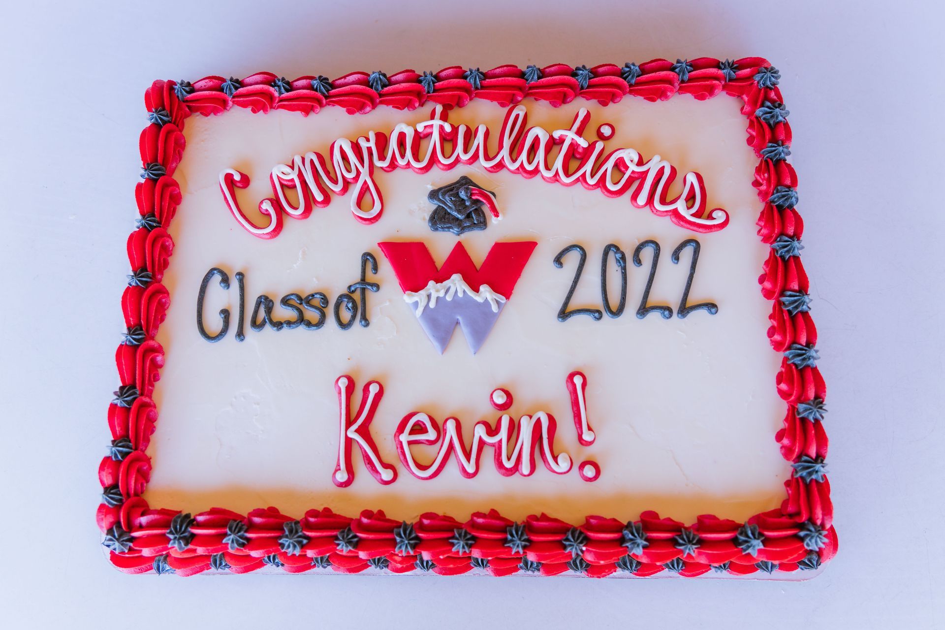 A cake that says congratulations class of 2022 on it