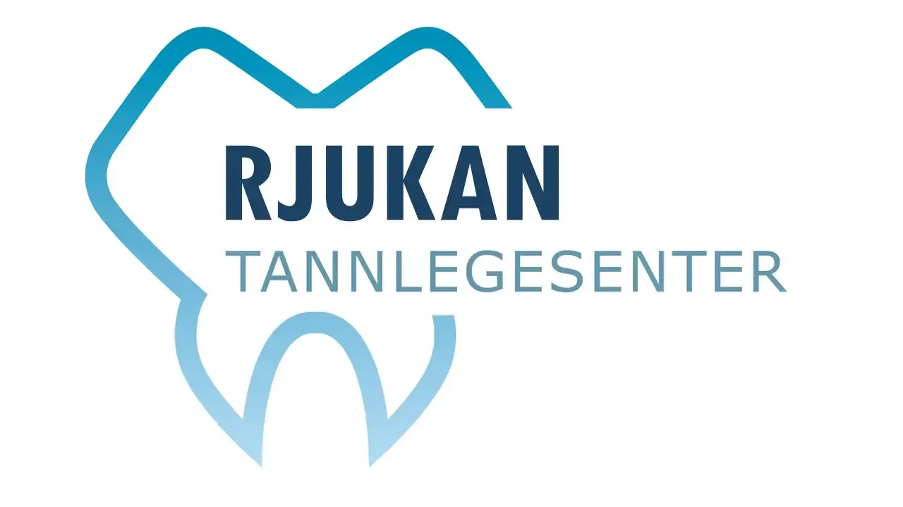 Logo for Rjukan Tannlegesenter med blå tekst og stilisert tannomriss.