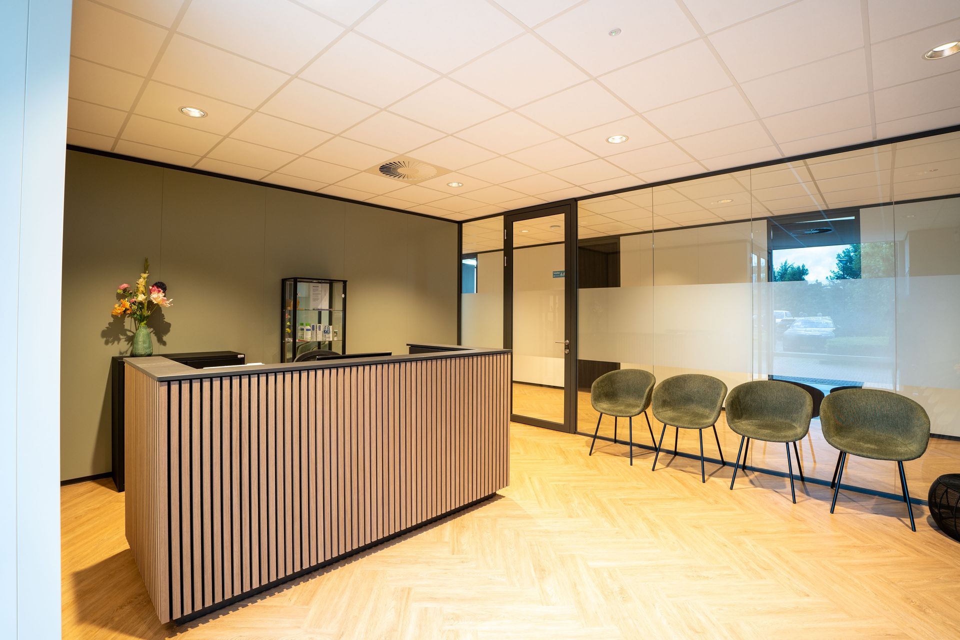 Een groot gebouw met het woord medipoort erop