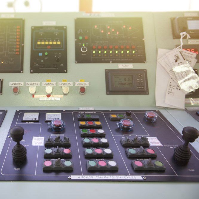 Tavola di controllo dei diversi sistemi elettrici di una nave