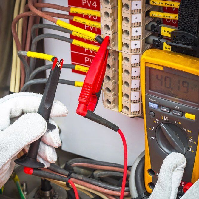 Addetto mentre misura la potenza di funzionamento di un impianto elettrico