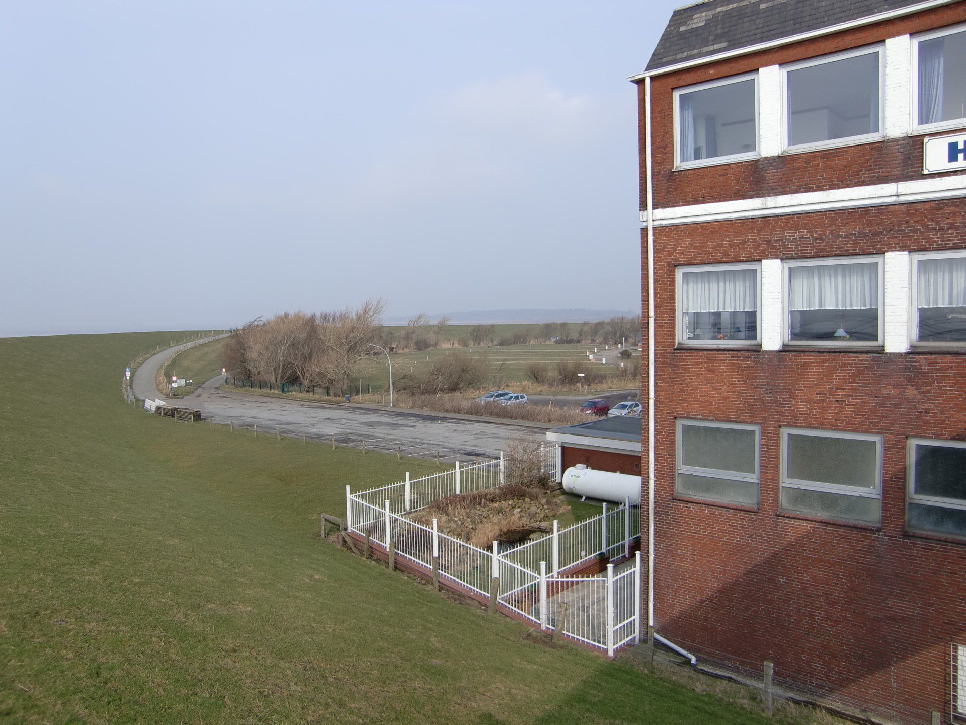 Hotel am Deich Husum Ansicht auf Haus und Deich