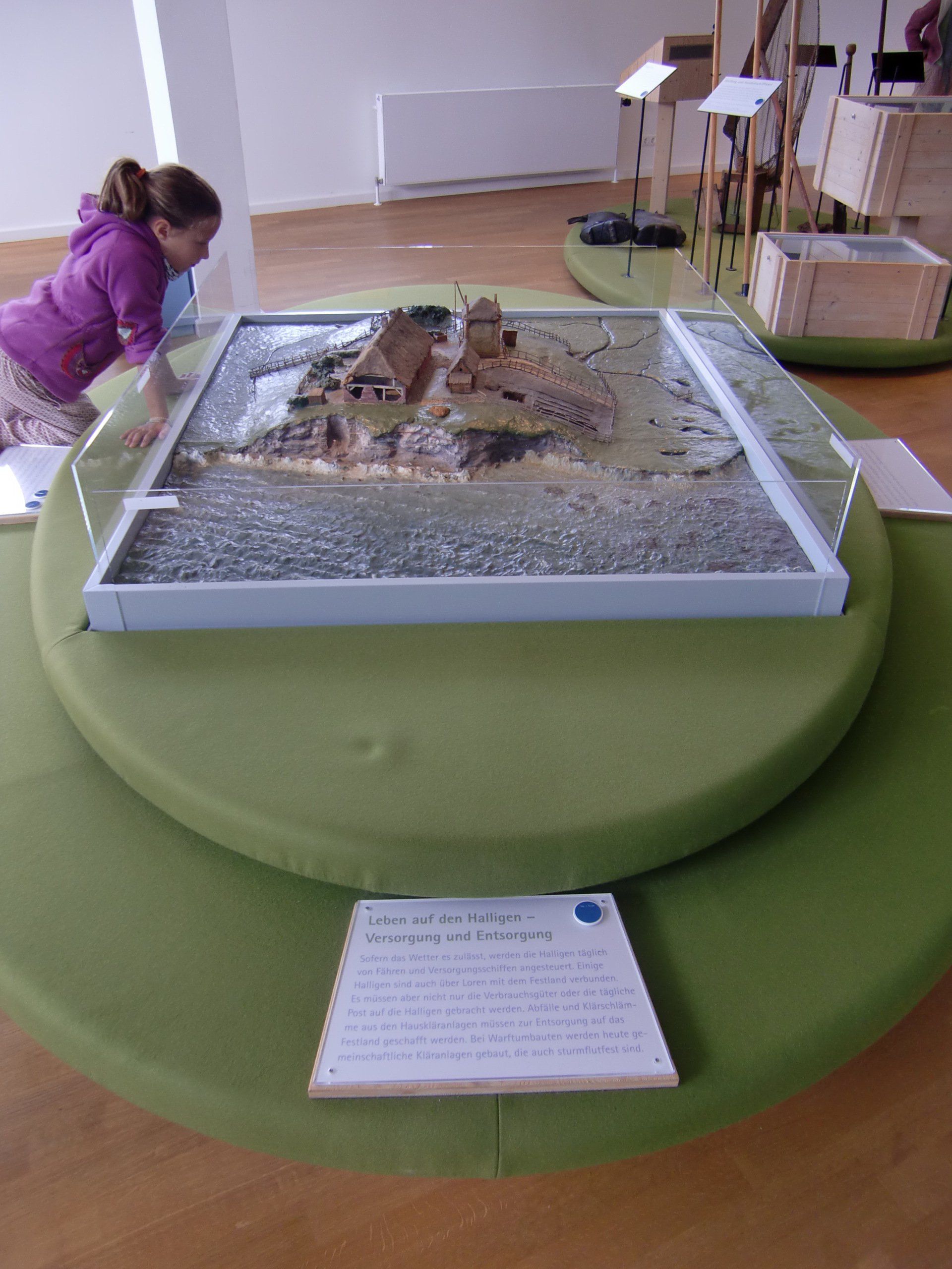 Exponat/Modell NordseeMuseum Nissenhaus Husum, Kind schaut sich Ausstellungsstück an