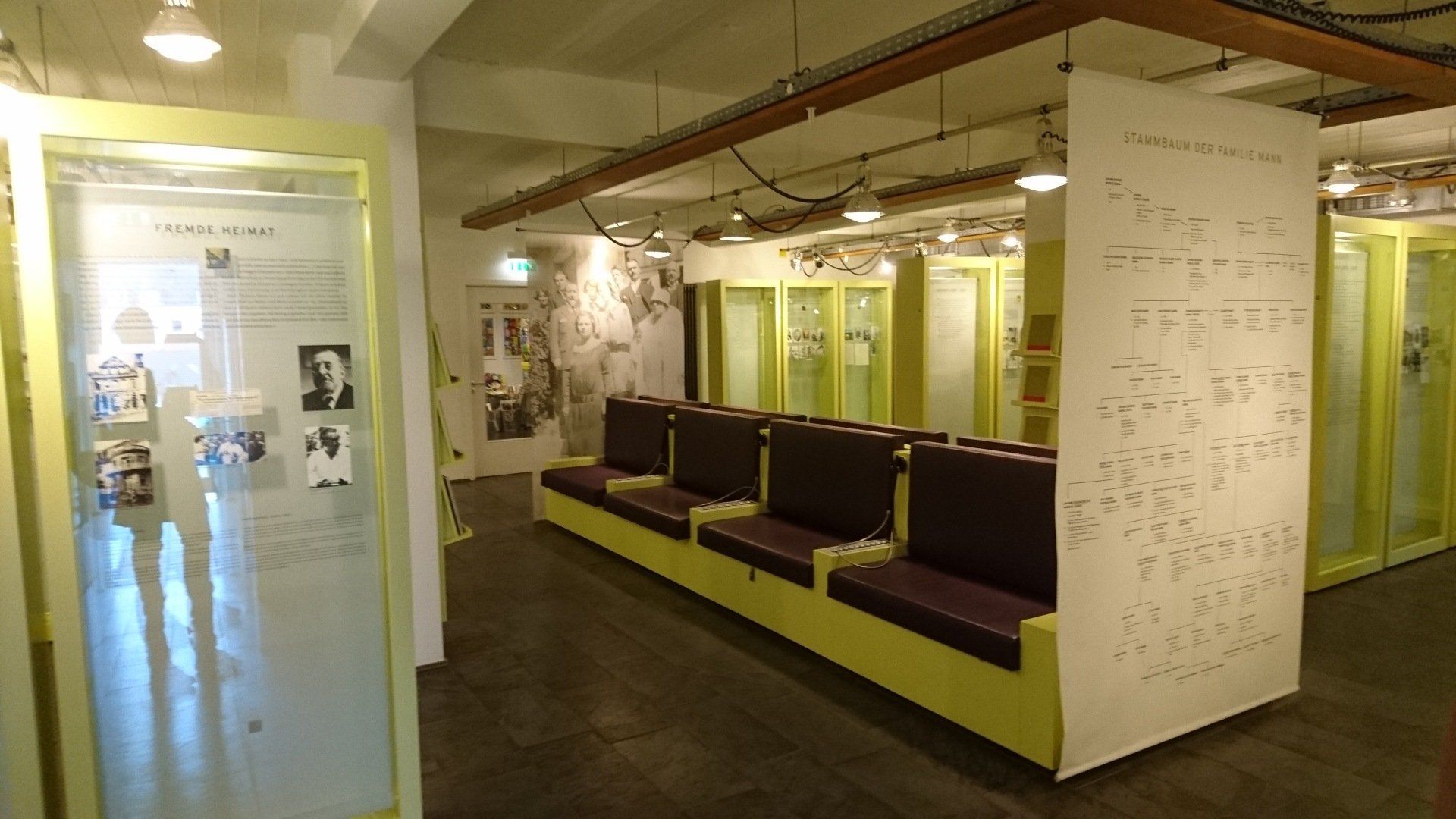 Hörstationen im Erdgeschoss des Buddenbrookhauses Ansicht auf die Bänke