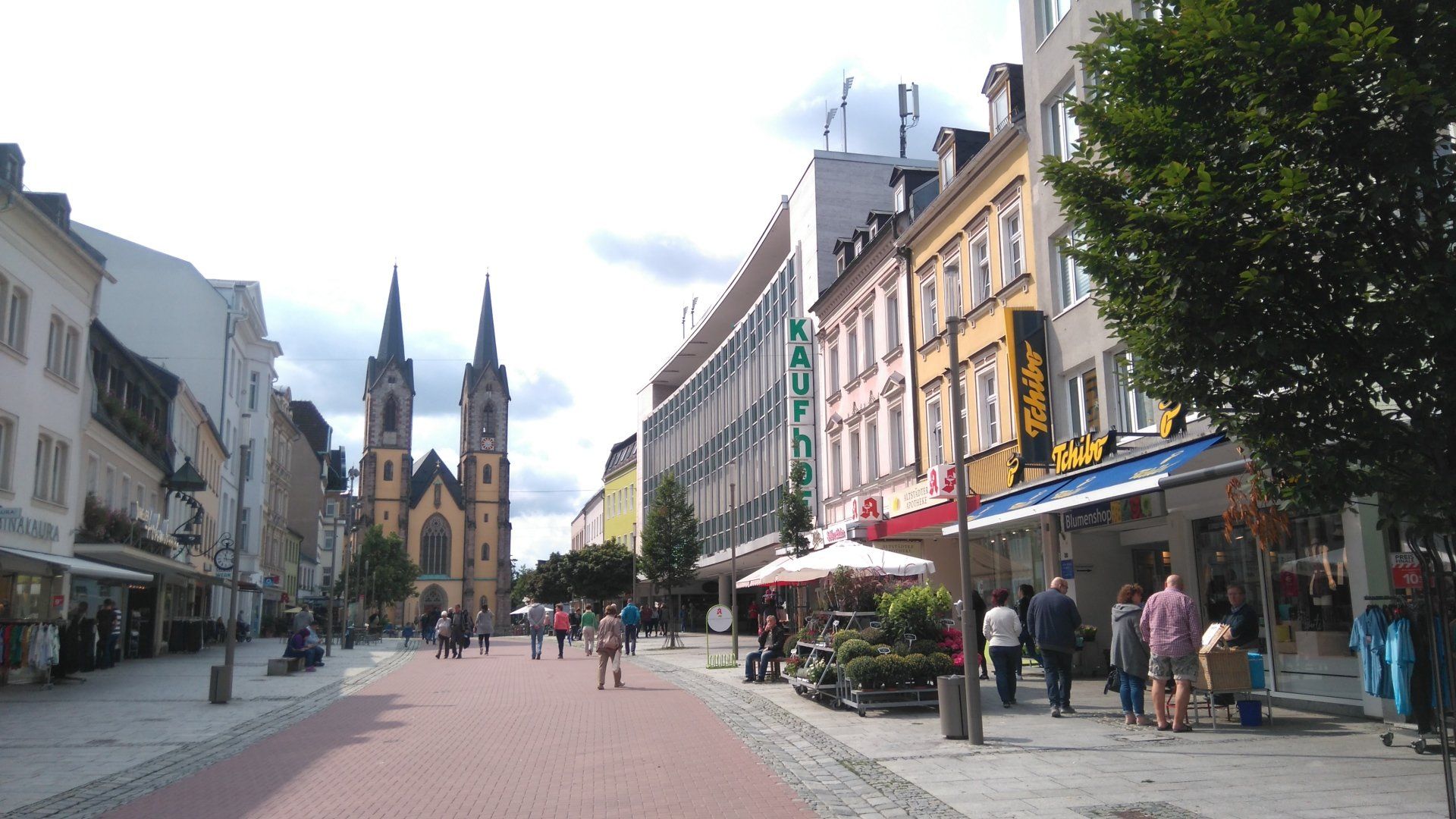 Sicht auf Einkaufszone Altstadt Hof mit Kirche im Hintergrund