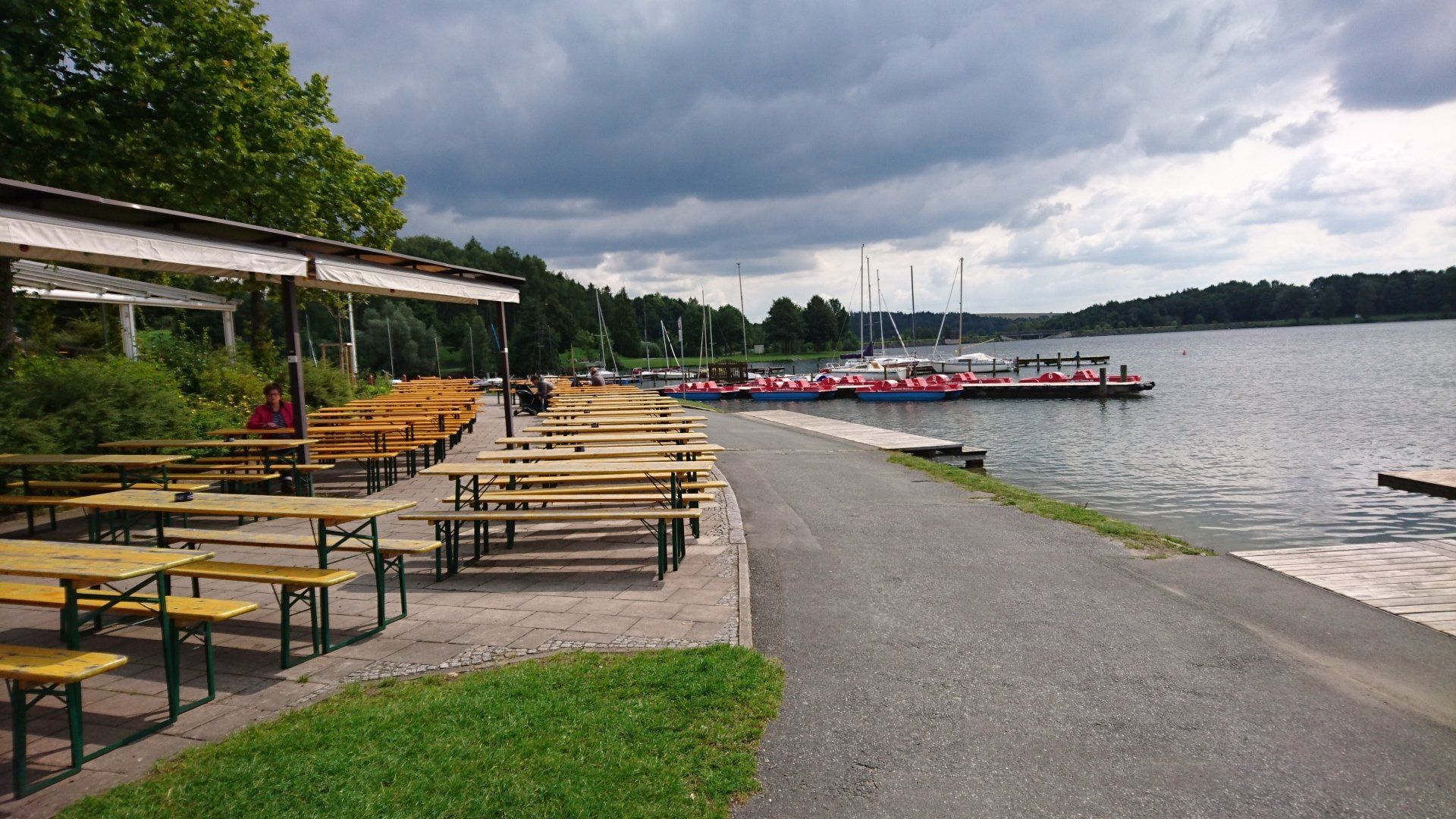 Blick Untreusee mit Lokal auf der Seite und Holzbänke