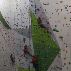 Menschen am klettern an einer Indoor-Kletterwand